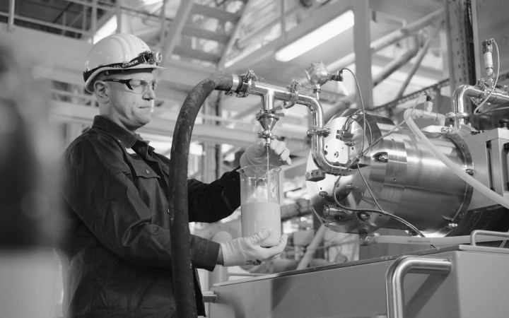 Ein Mitarbeiter von Lhoist nimmt eine Probe der Kalkmilch, um sie ins Labor zu schicken.